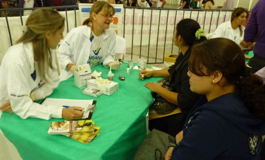 Durante o final de semana, instituições de ensino ligadas ao NRE Toledo ofereceram serviços e fizeram apresentações de artísticas e esportivas.