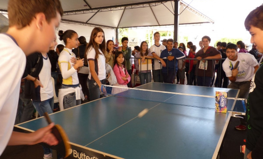 Durante o final de semana, instituições de ensino ligadas ao NRE Toledo ofereceram serviços e fizeram apresentações de artísticas e esportivas.