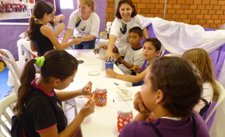 Durante o final de semana, instituições de ensino ligadas ao NRE Toledo ofereceram serviços e fizeram apresentações de artísticas e esportivas.