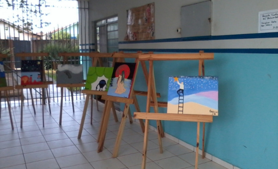 Em Arapongas, a vida e obra da poetisa paranaense Helena Kolody são abordadas com uso de materiais recicláveis e resultaram em trabalhos criativos.