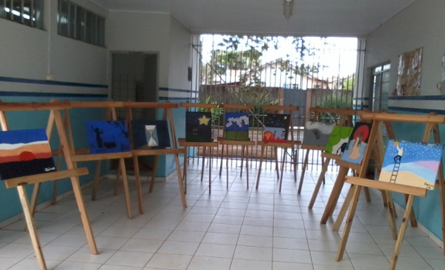 Em Arapongas, a vida e obra da poetisa paranaense Helena Kolody são abordadas com uso de materiais recicláveis e resultaram em trabalhos criativos.