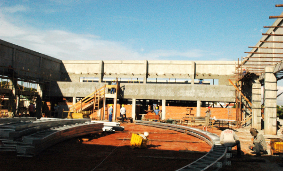 Ainda no Oeste, no município de Terra Roxa, a Secretaria de Estado da Educação (SEED) está construindo o Centro Estadual de Educação Profissional (CEEP). Com investimento de R$ 6,9 milhões, as obras estão em andamento...