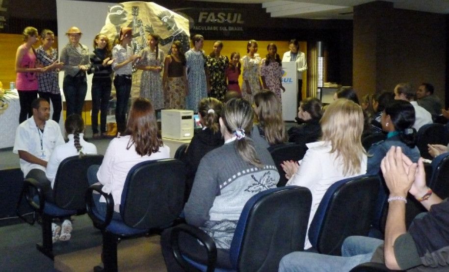 Estudantes do Colégio Estadual Professor Ildo José Fritzen, de Entre Rios do Oeste, participaram de evento da Faculdade Sul Brasil (FASUL), em Toledo