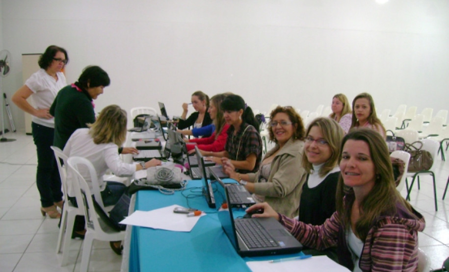 Professores que atuam nas de salas de recursos e Centros de Atendimentos recebem orientações sobre o programa de computador MecDaisy.