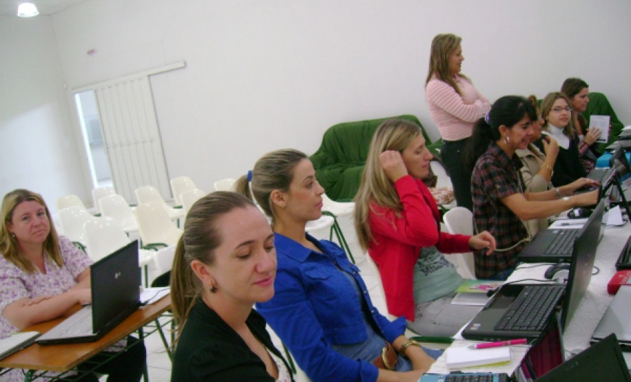 Professores que atuam nas de salas de recursos e Centros de Atendimentos recebem orientações sobre o programa de computador MecDaisy.