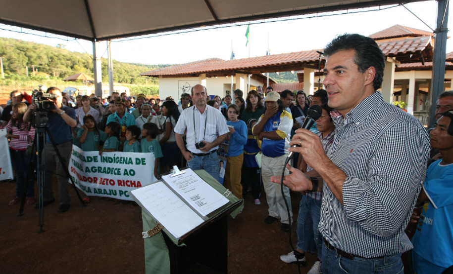 A escola Araju Porá passa a atender 240 índios da comunidade Tekoha Itamarã, em Diamante d'Oeste. O investimento foi de R$ 1 milhão.