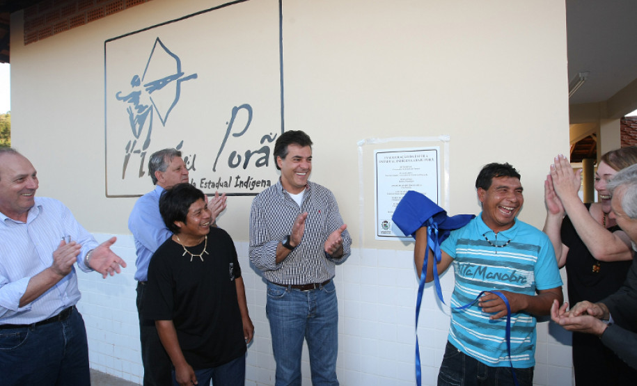 A escola Araju Porá passa a atender 240 índios da comunidade Tekoha Itamarã, em Diamante d'Oeste. O investimento foi de R$ 1 milhão.