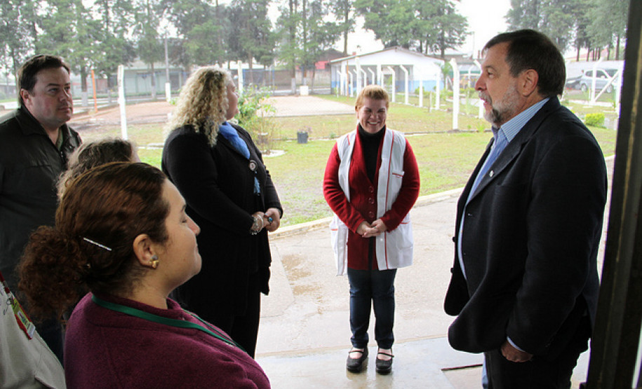 Visitas fortalecem diálogo existente entre Secretaria da Educação e comunidades escolares de todo o Paraná. Foto no Colégio Estadual Professor Mário Brandão Teixeira Braga.