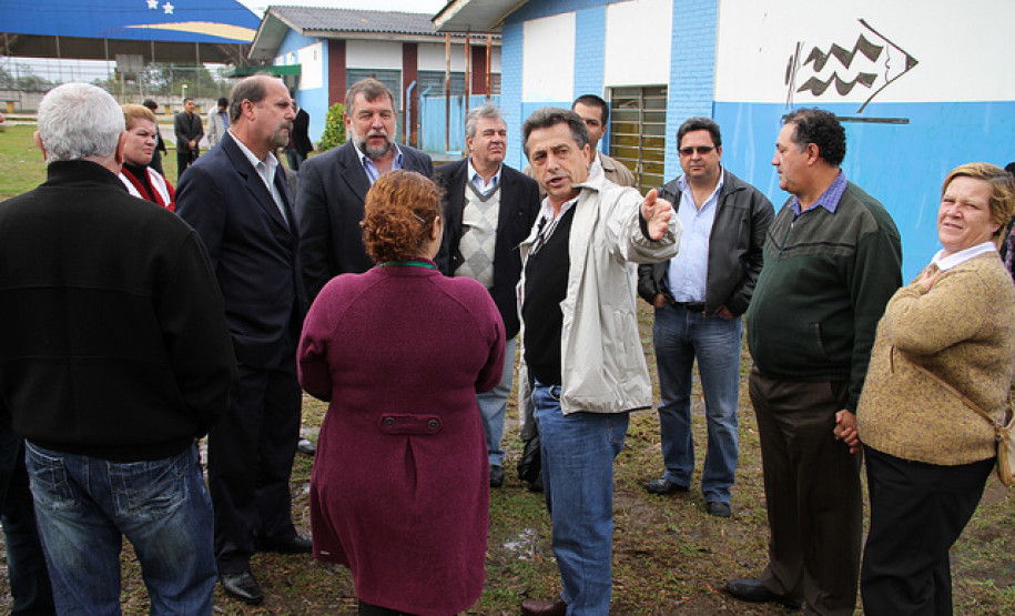 Visitas fortalecem diálogo existente entre Secretaria da Educação e comunidades escolares de todo o Paraná. Foto no Colégio Estadual Professor Mário Brandão Teixeira Braga.
