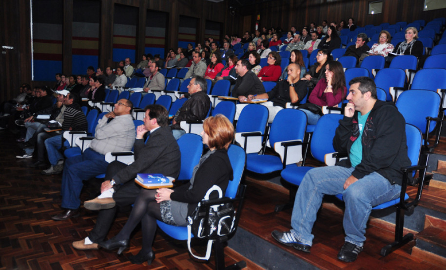 A Coordenação de Apoio Financeiro à Rede Escolar (CAF) se reuniu nessa terça-feira (08), em Curitiba, com gestores responsáveis pelo Fundo Rotativo das escolas da capital e Região Metropolitana para repasse de orientações sobre a gestão de recursos descentralizados.
