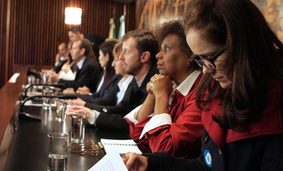 O encontro, realizado na Assembleia Legislativa do Paraná, integra parte das atividades comemorativas do Dia Estadual de Combate à Homofobia.