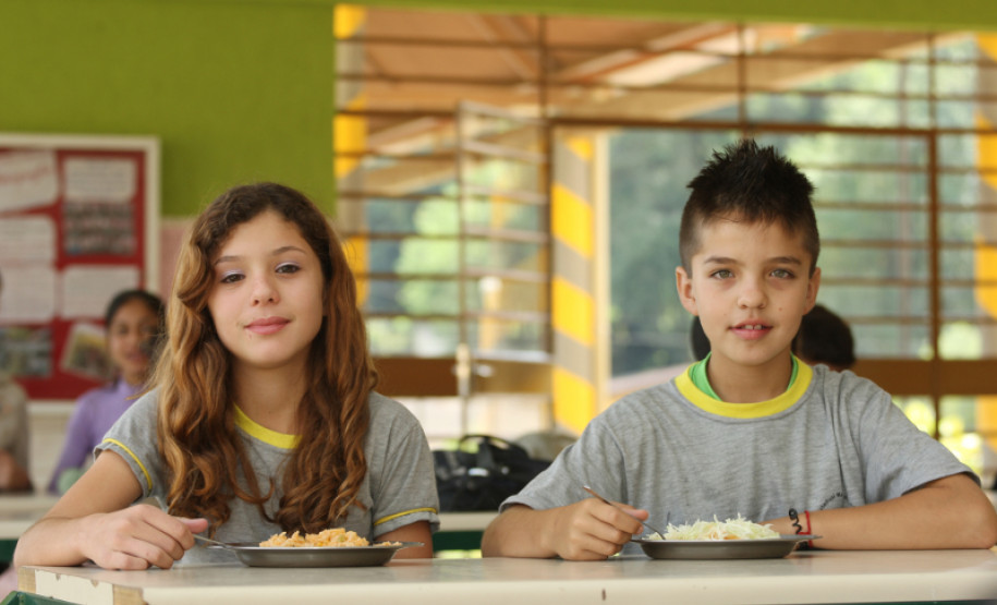 Governo distribui 5.000 toneladas de alimentos para escolas