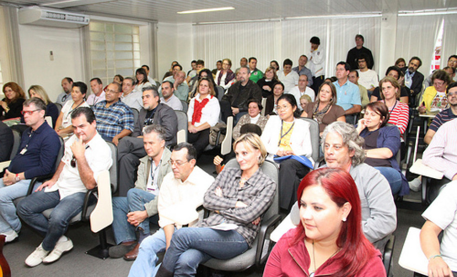 Projeto Conversa com Verso e Prosa traz artistas paranaenses para se apresentarem no auditório da Secretaria da Educação do Paraná.
