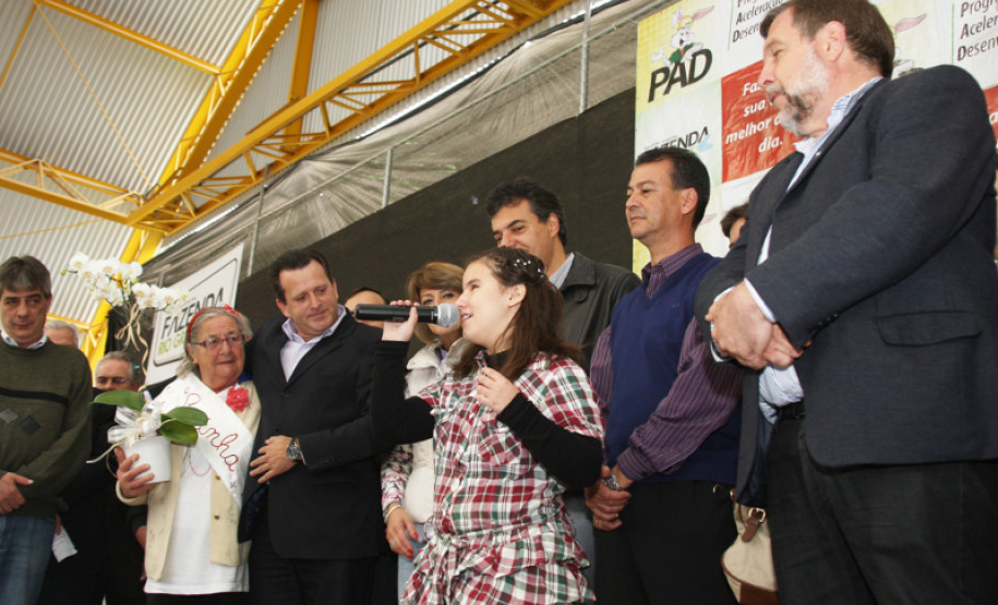 A escola, com área construída de 3,1 mil metros quadrados, ofertará ensino fundamental e médio em três turnos (manhã, tarde e noite).