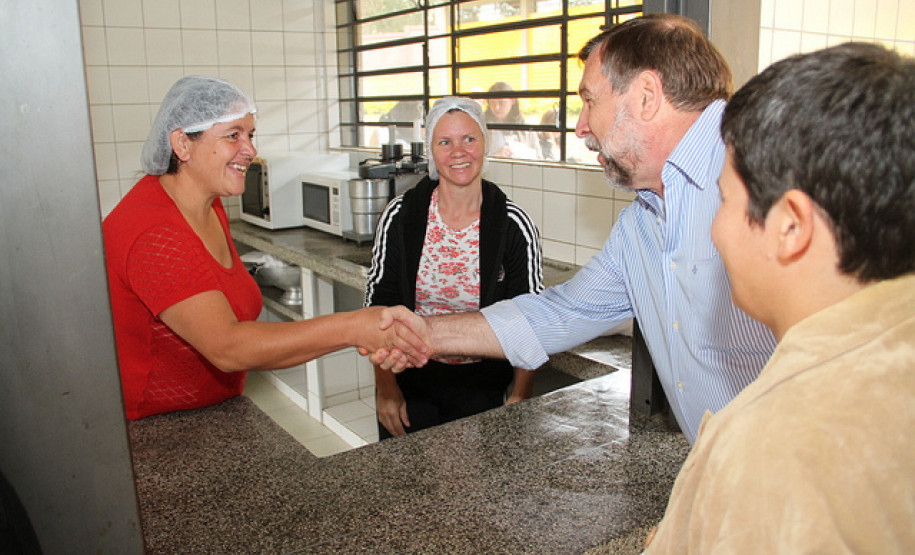 Qualidades do Programa Estadual da Alimentação Escolar e da Agricultura Familiar são salientadas durante visita de Arns a escolas em Tibagi. Foto do Colégio Estadual Baldomero Taques.