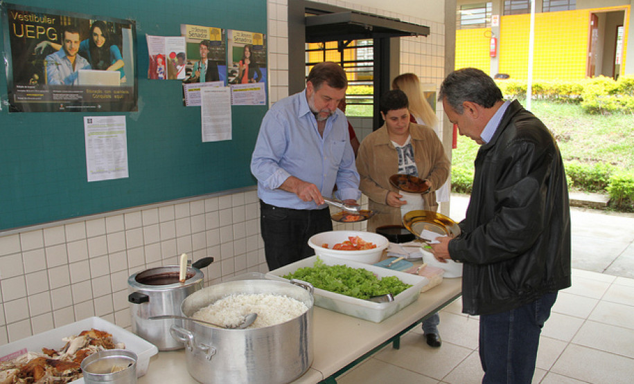 Qualidades do Programa Estadual da Alimentação Escolar e da Agricultura Familiar são salientadas durante visita de Arns a escolas em Tibagi. Foto do Colégio Estadual Baldomero Taques.