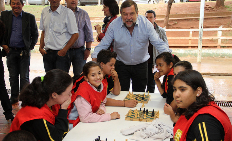 Qualidades do Programa Estadual da Alimentação Escolar e da Agricultura Familiar são salientadas durante visita de Arns a escolas em Tibagi. Foto do Colégio Estadual João Francisco da Silva.