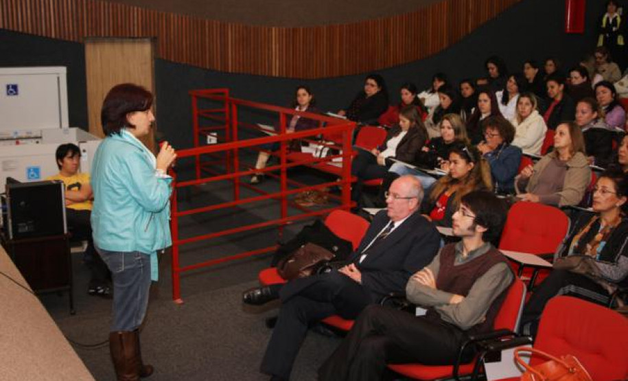 Professores se reúnem em Curitiba para discutirem políticas públicas voltadas para educação e inclusão de pessoas com deficiência auditiva.
