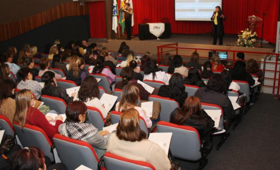 Professores se reúnem em Curitiba para discutirem políticas públicas voltadas para educação e inclusão de pessoas com deficiência auditiva.