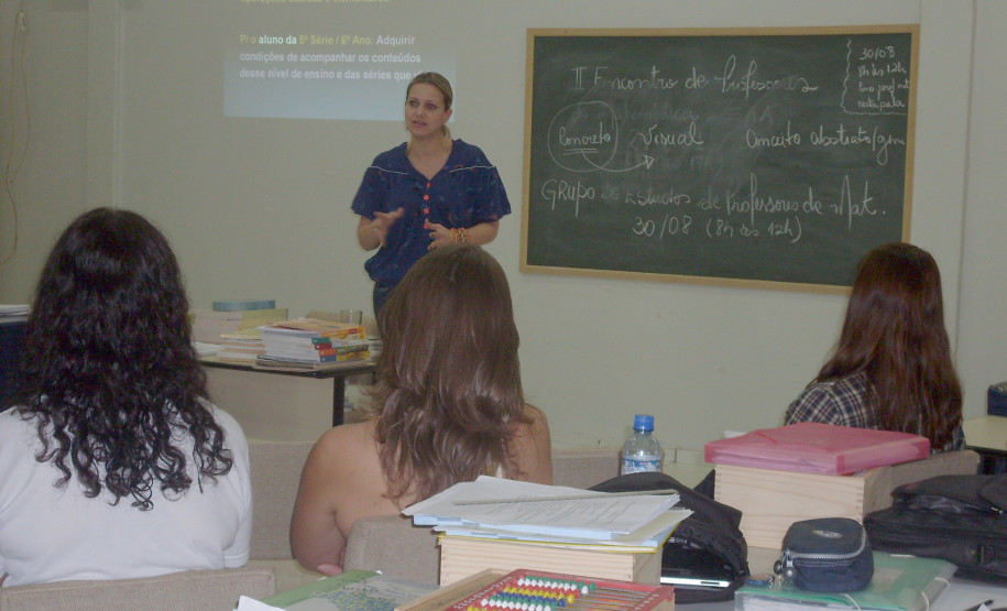 Encontro no Núcleo Regional de Assis Chateaubriand realiza formação para professores que atuam no Programa Sala de Apoio à Aprendizagem.