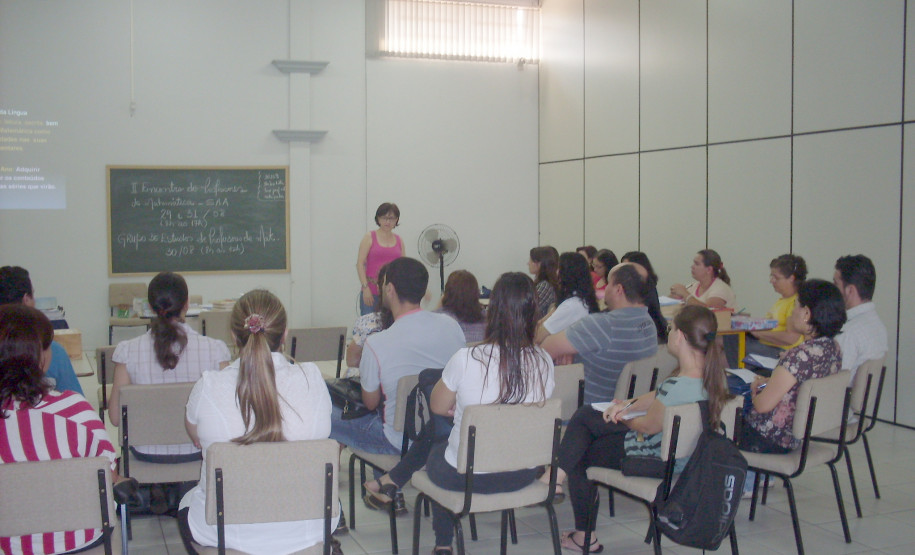 Encontro no Núcleo Regional de Assis Chateaubriand realiza formação para professores que atuam no Programa Sala de Apoio à Aprendizagem.