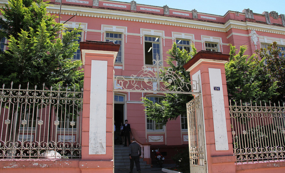 Arns busca recursos em Ministérios Vice-governador e secretário da Educação, Flávio Arns, visitou diversos Ministérios, em Brasília, na busca de recursos para investimentos na Educação do Paraná.