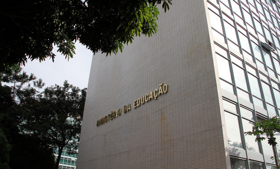 Arns busca recursos em Ministérios Vice-governador e secretário da Educação, Flávio Arns, visitou diversos Ministérios, em Brasília, na busca de recursos para investimentos na Educação do Paraná.