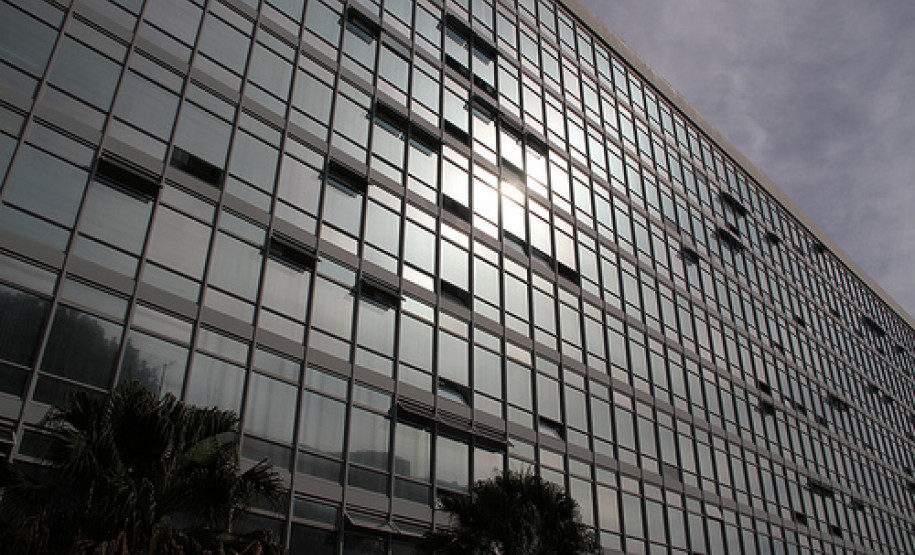 Arns busca recursos em Ministérios Vice-governador e secretário da Educação, Flávio Arns, visitou diversos Ministérios, em Brasília, na busca de recursos para investimentos na Educação do Paraná.