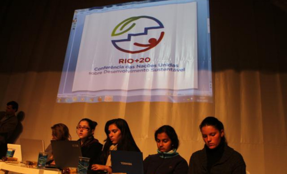 A menos de um mês da Rio +20, alunos do Colégio Estadual do Paraná se reúnem para debater assuntos ambientais.