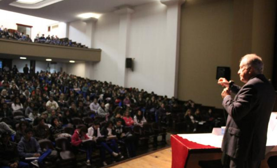 A menos de um mês da Rio +20, alunos do Colégio Estadual do Paraná se reúnem para debater assuntos ambientais.