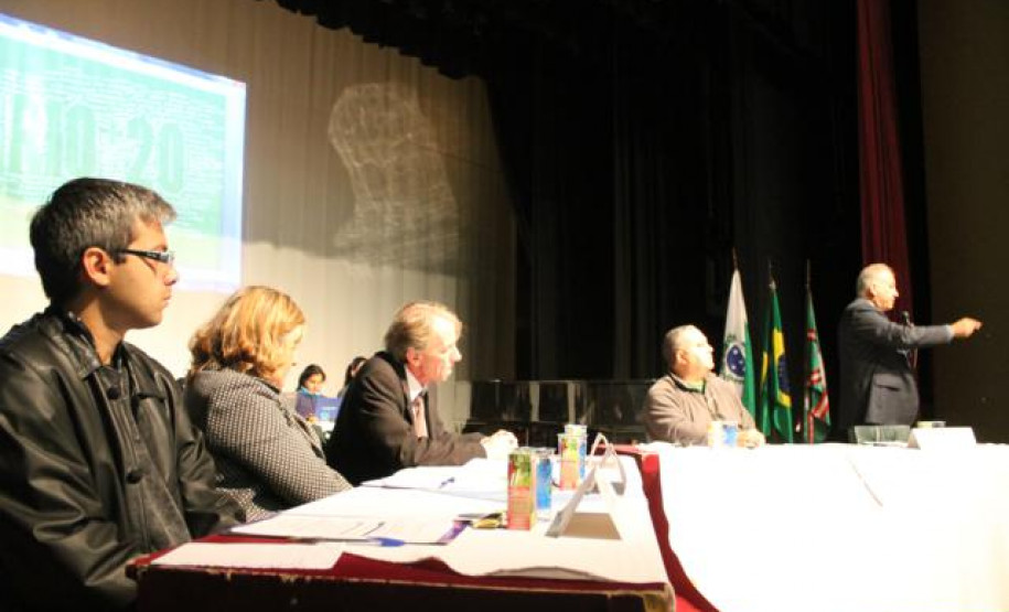 A menos de um mês da Rio +20, alunos do Colégio Estadual do Paraná se reúnem para debater assuntos ambientais.