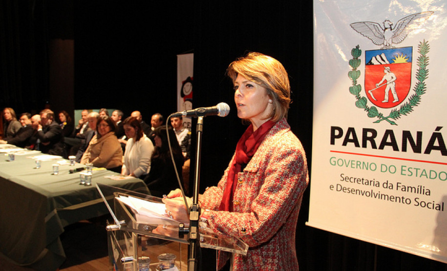 Flávio Arns assinou nesta sexta-feira (18), em Curitiba, protocolo intersecretarial de intenções para elaborar documento em prol da infância e adolescência. Na foto, a secretária da Família e Desenvolvimento Social, Fernanda Richa.