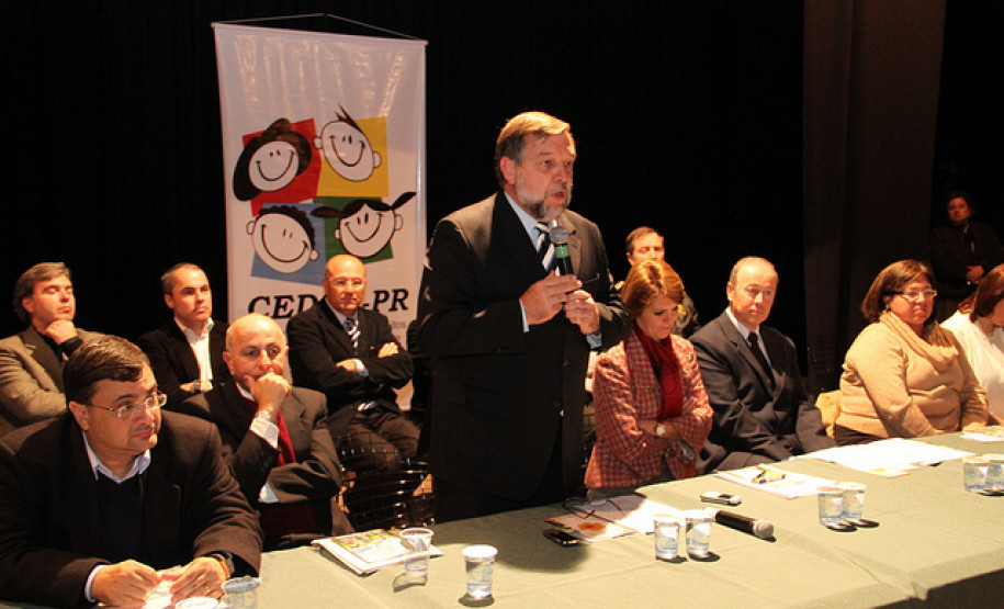 Flávio Arns assinou nesta sexta-feira (18), em Curitiba, protocolo intersecretarial de intenções para elaborar documento em prol da infância e adolescência.