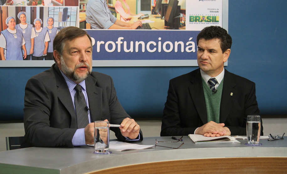 Flávio Arns participou da abertura da aula inaugural dos cursos técnicos do ProFuncionário. Cerca de mil funcionários das escolas municipais de 39 cidades vão participar desta formação.