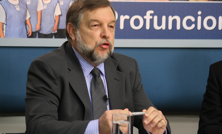 Flávio Arns participou da abertura da aula inaugural dos cursos técnicos do ProFuncionário. Cerca de mil funcionários das escolas municipais de 39 cidades vão participar desta formação.