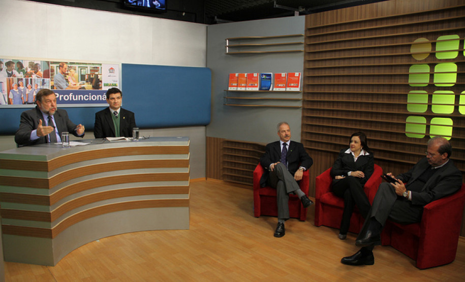 Flávio Arns participou da abertura da aula inaugural dos cursos técnicos do ProFuncionário. Cerca de mil funcionários das escolas municipais de 39 cidades vão participar desta formação.