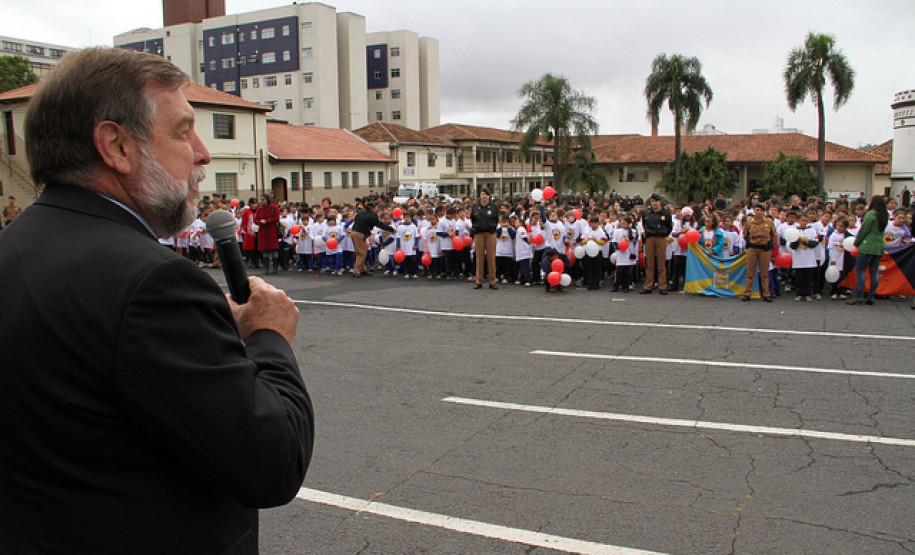 Na sexta-feira (18), Flávio Arns participou da formatura de mais 1,3 mil alunos dos 5º anos do ensino fundamental de escolas municipais de Curitiba.