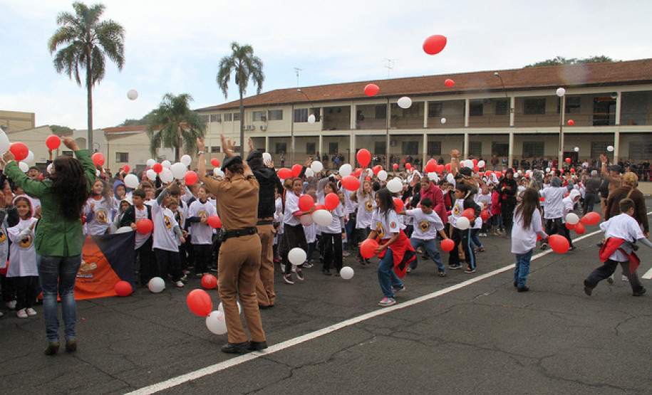 Na sexta-feira (18), Flávio Arns participou da formatura de mais 1,3 mil alunos dos 5º anos do ensino fundamental de escolas municipais de Curitiba.