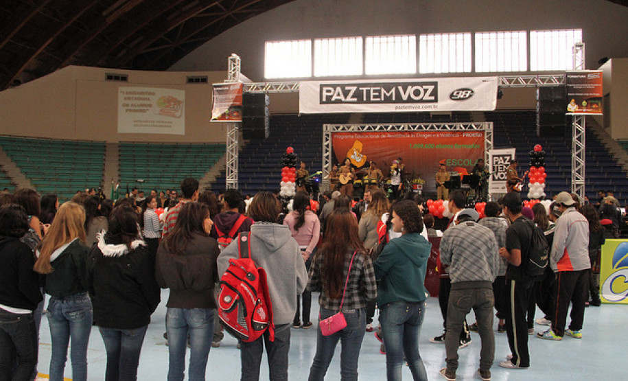 Em evento que contou com a presença do vice-governador e secretário da Educação, Flávio Arns, jovens reafirmam compromisso de permanecer longe das drogas.