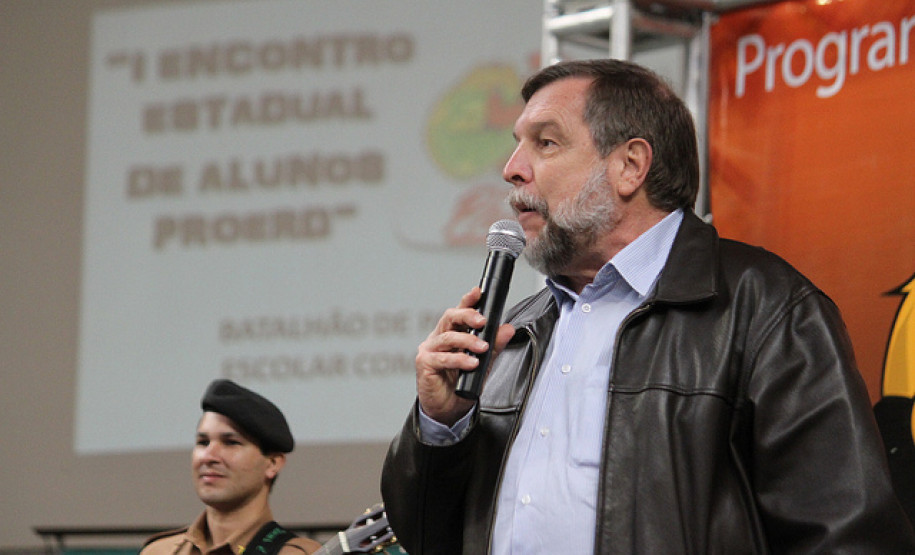 Em evento que contou com a presença do vice-governador e secretário da Educação, Flávio Arns, jovens reafirmam compromisso de permanecer longe das drogas.
