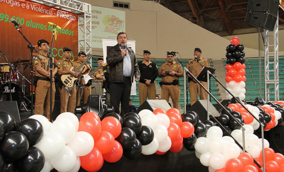 Em evento que contou com a presença do vice-governador e secretário da Educação, Flávio Arns, jovens reafirmam compromisso de permanecer longe das drogas.
