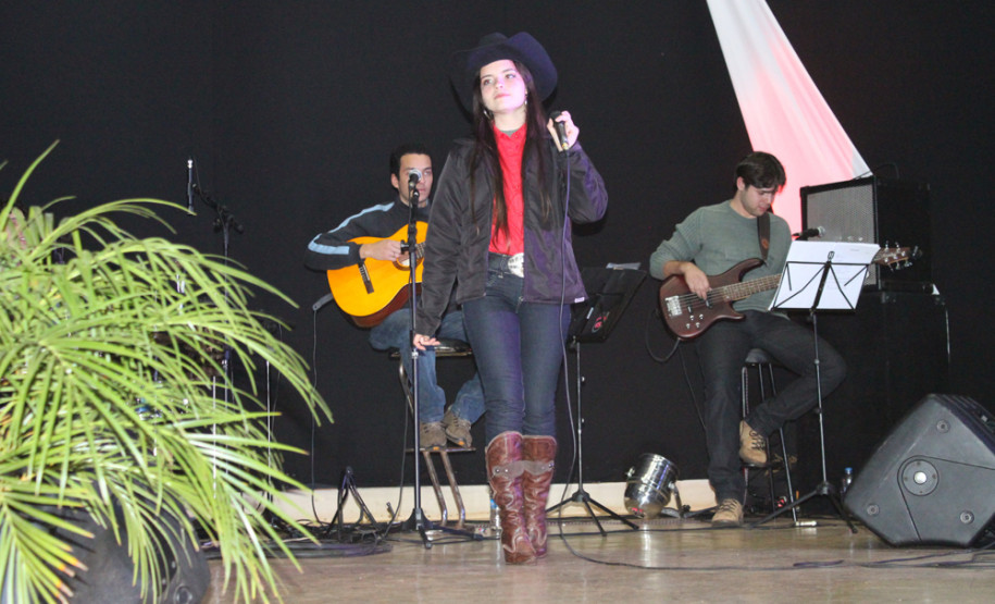 Núcleo Regional de Educação de Cascavel realiza a seletiva do festival e oportuniza aos estudantes mostrarem seus talentos para a comunidade.