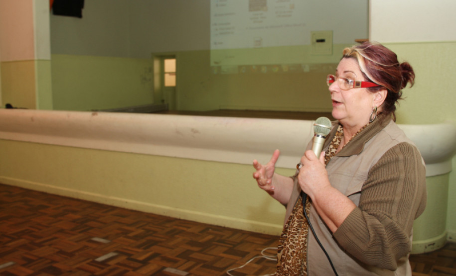 A administração das Casas Familiares Rurais foi tema da reunião, nesta terça-feira (22), em Curitiba, da equipe do Departamento de Educação e Trabalho da Secretaria de Estado da Educação (SEED) com os Núcleos Regionais de Educação, diretores das escolas-base e representantes da Associação Regional das Casas Familiares Rurais (Arcafar).