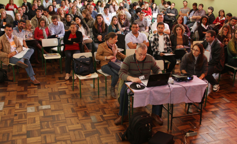 Cerca de 100 pessoas tiveram a oportunidade de discutir o documento que orienta as competências de cada segmento para administrar e organizar as Casas Familiares Rurais.