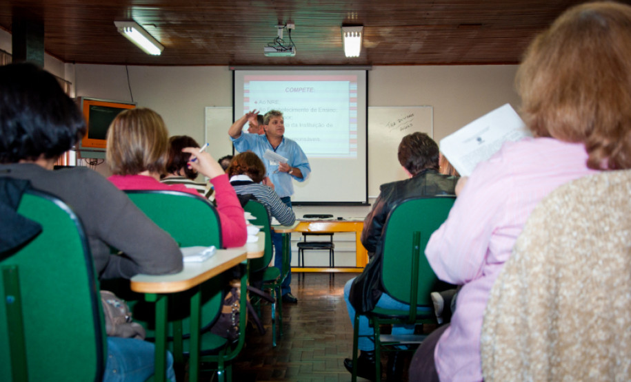 Representantes dos Núcleos Regionais de Educação conheceram experiências de adequação idade-série realizadas em 15 escolas estaduais.