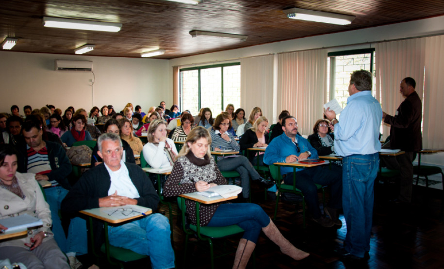 Representantes dos Núcleos Regionais de Educação conheceram experiências de adequação idade-série realizadas em 15 escolas estaduais.