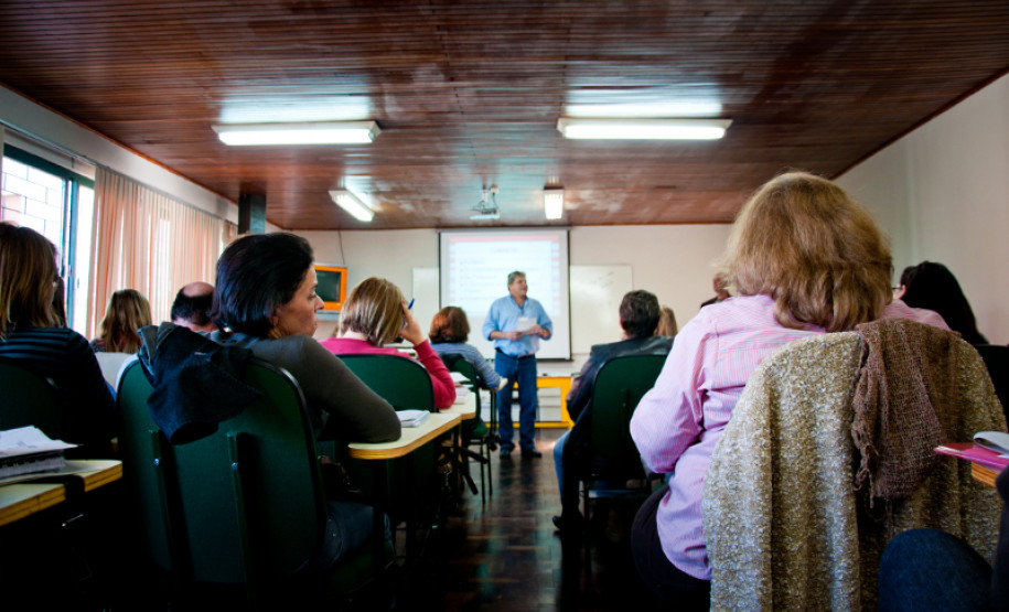 Representantes dos Núcleos Regionais de Educação conheceram experiências de adequação idade-série realizadas em 15 escolas estaduais.