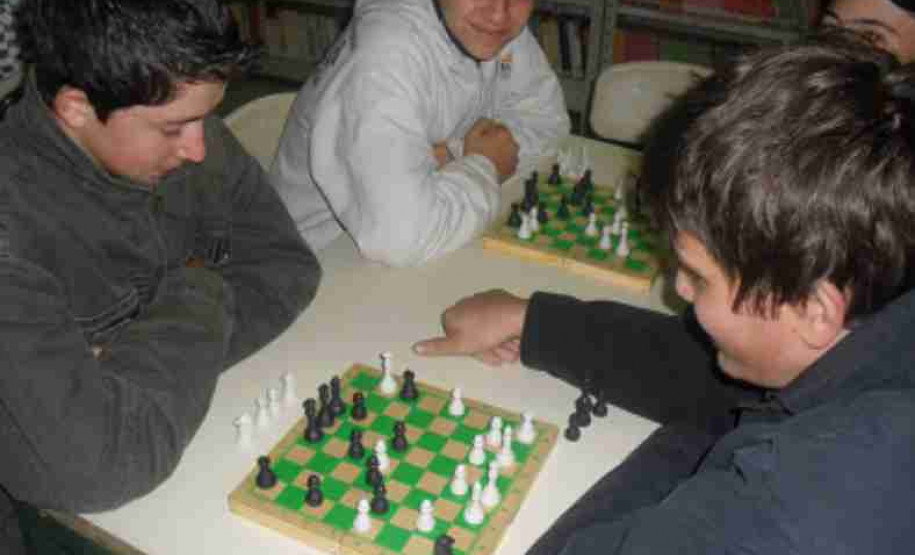 Usado como ferramenta de aprendizagem, o esporte melhora na concentração, disciplina e desempenho escolar dos alunos praticantes.