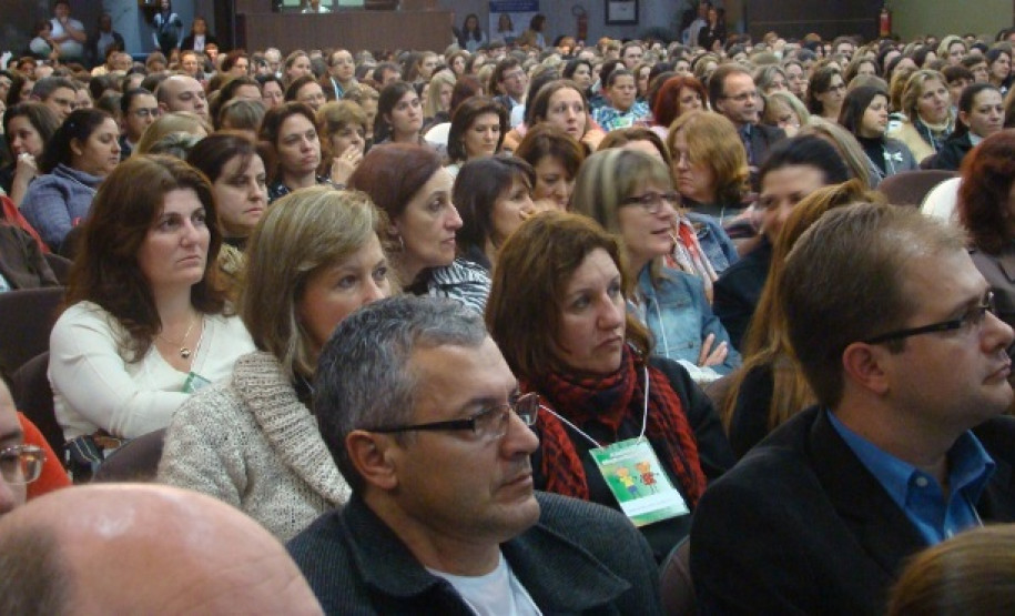 Evento objetivou ampliar conhecimentos para aperfeiçoar as práticas pedagógicas na melhoria da qualidade da Educação do Paraná.
