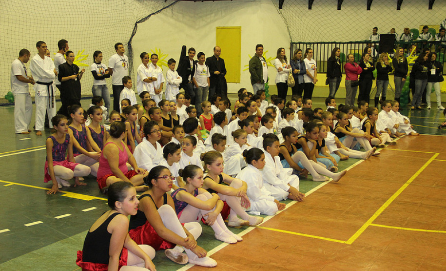 Arns prestigia abertura da Olimpíada das Apaes